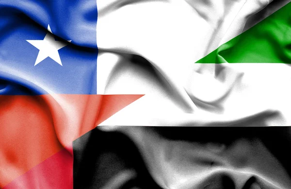 Vlající vlajka Spojených arabských emirátů a Chile — Stock fotografie