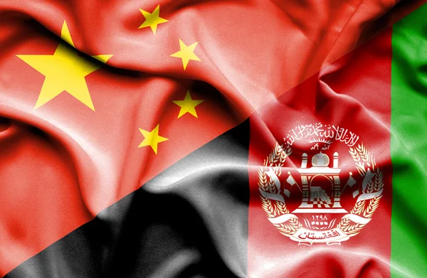 Wapperende vlag van Afghanistan en China — Stockfoto