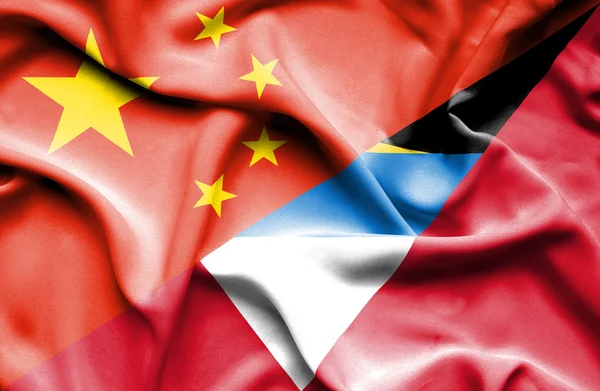 Drapeau agitant d'Antigua-et-Barbuda et de Chine — Photo