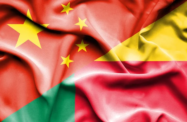 Wapperende vlag van Benin en China — Stockfoto