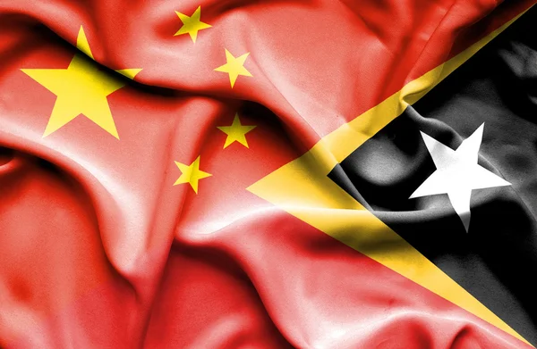 Bandeira acenando de Timor Leste e China — Fotografia de Stock