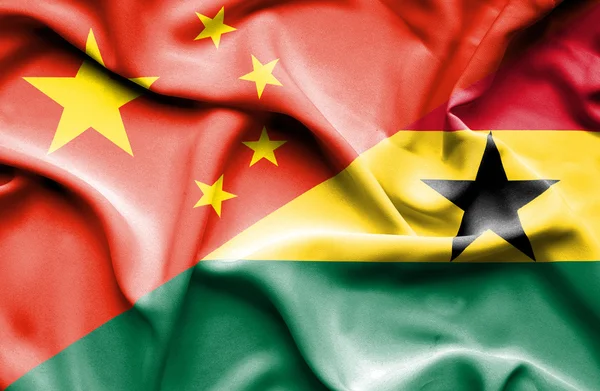 Flagge aus Ghana und Porzellan schwenken — Stockfoto