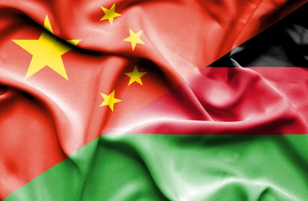 Wapperende vlag van Malawi en China — Stockfoto