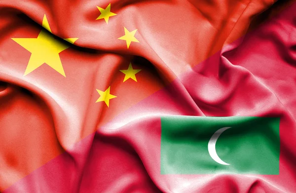 モルディブ、中国の旗を振っています。 — ストック写真