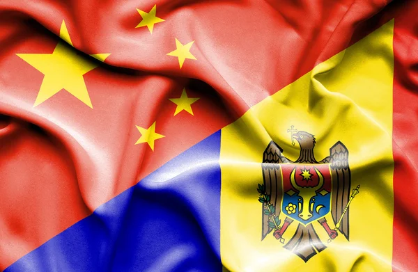 Flagge von Moldawien und China schwenken — Stockfoto