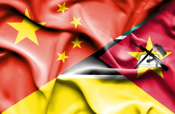 Viftande flagga Moçambique och Kina — Stockfoto