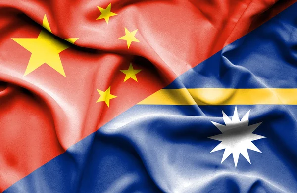 Bandeira acenando de Nauru e China — Fotografia de Stock