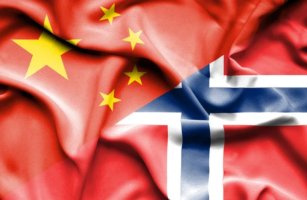 Розмахуючи прапором Норвегії та Китай — стокове фото