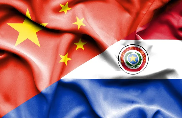 Κουνώντας τη σημαία της Παραγουάης και της Κίνας — Φωτογραφία Αρχείου