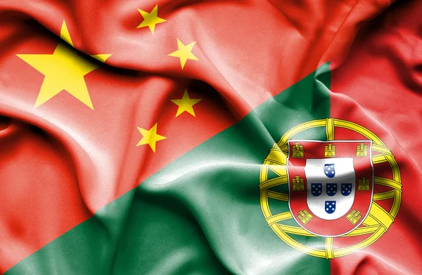 Portekiz ve Çin bayrağı sallayarak — Stok fotoğraf