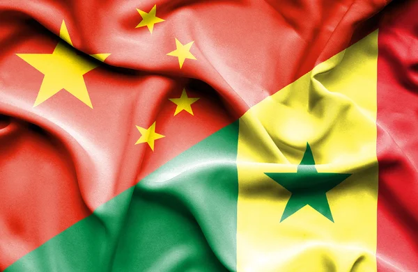 Flagge des Senegal und Chinas schwenken — Stockfoto