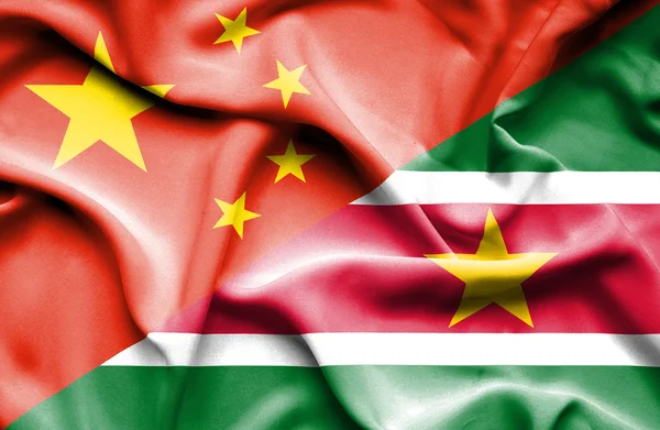 Bandeira ondulante do Suriname e da China — Fotografia de Stock