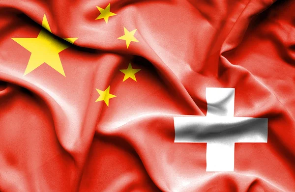 瑞士和中国那飘扬的旗帜 — 图库照片