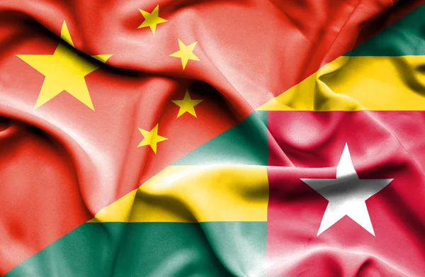 Ondeando la bandera de Togo y China —  Fotos de Stock