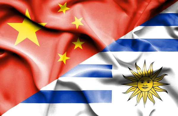 Κουνώντας τη σημαία της Ουρουγουάης και της Κίνας — Φωτογραφία Αρχείου