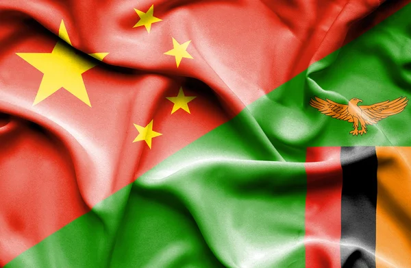 Wapperende vlag van Zimbabwe en China — Stockfoto