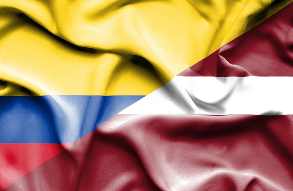 ラトビアそしてコロンビアの旗を振っています。 — ストック写真