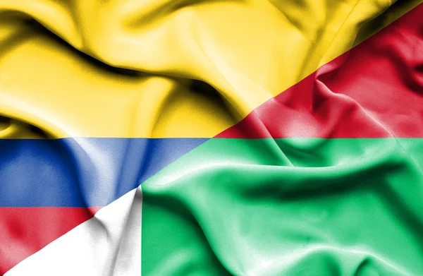 马达加斯加和哥伦比亚那飘扬的旗帜 — 图库照片