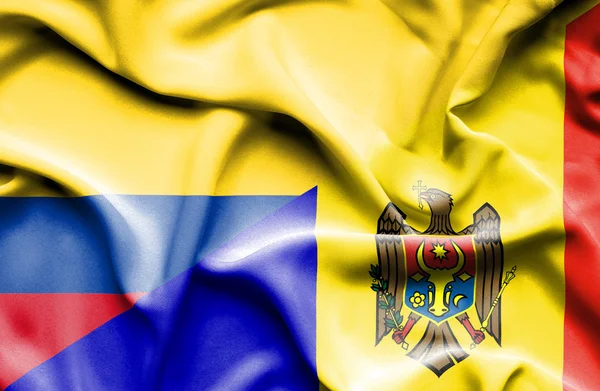 摩尔达维亚和哥伦比亚那飘扬的旗帜 — 图库照片