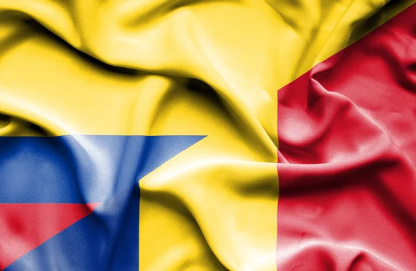 罗马尼亚和哥伦比亚那飘扬的旗帜 — 图库照片
