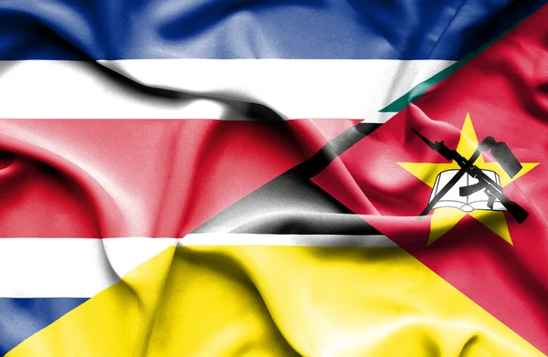 Wapperende vlag van Mozambique en Costa Rica — Stockfoto