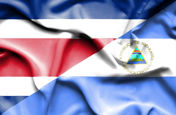 Flagge von Nicaragua und Costa Rica schwenkend — Stockfoto