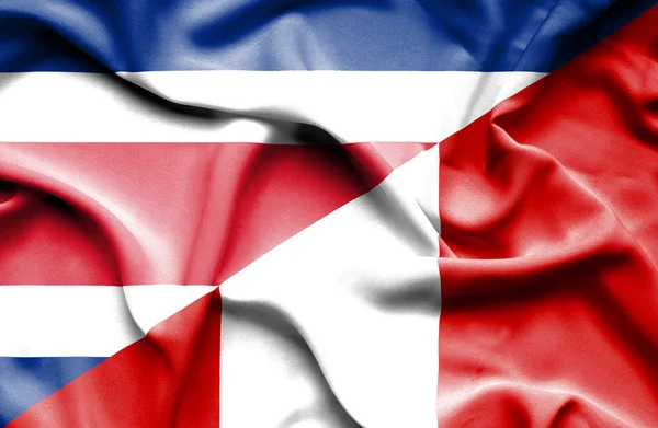 Heiluttaen Perun ja Costa Rican lippua — kuvapankkivalokuva