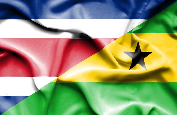 Wapperende vlag van Sao Tomé en Principe en Costa Rica — Stockfoto