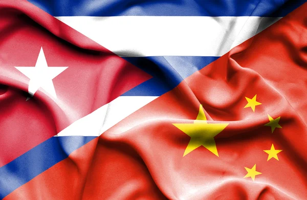 Vlající vlajka Číny a Kuba — Stock fotografie