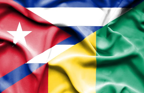Flagge von Guinea und Kuba schwenken — Stockfoto