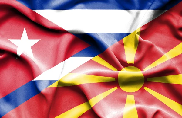 Sventolando bandiera di Macedonia e Cuba — Foto Stock