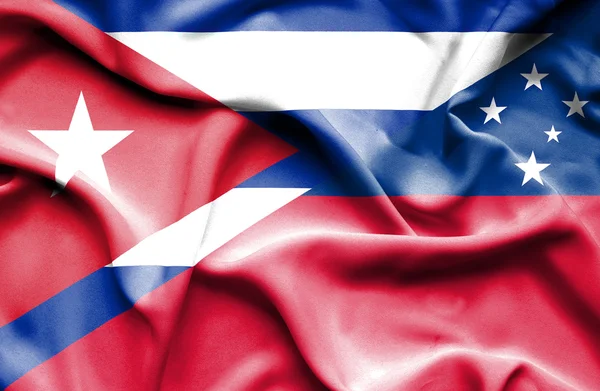 サモア、キューバの旗を振っています。 — ストック写真