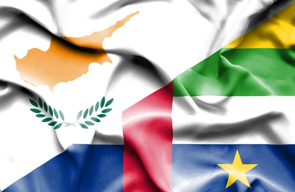 Flagge der Zentralafrikanischen Republik und Zyperns schwenkend — Stockfoto