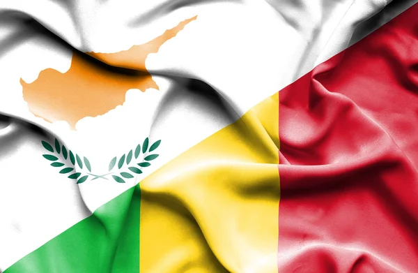 Flagge von Mali und Zypern schwenken — Stockfoto