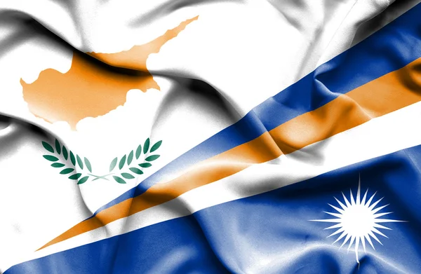 Κουνώντας τη σημαία των Νήσων Μάρσαλ και Κύπρος — Φωτογραφία Αρχείου