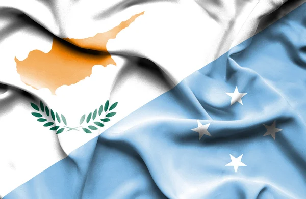 Mikronezya ve Kıbrıs bayrağı sallayarak — Stok fotoğraf