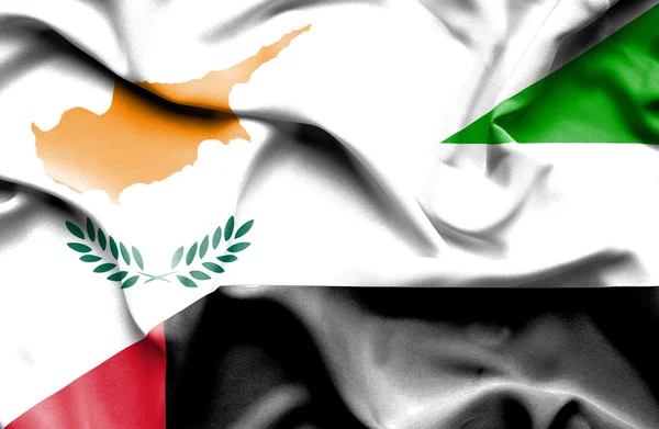 Flagge der Vereinigten Arabischen Emirate und Zyperns schwenken — Stockfoto