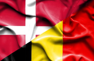 Belçika ve Danimarka bayrağı sallayarak 