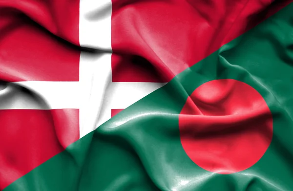 Bangladeş ve Danimarka bayrağı sallayarak — Stok fotoğraf