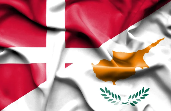 Κουνώντας τη σημαία της Κύπρου και της Δανίας — Φωτογραφία Αρχείου