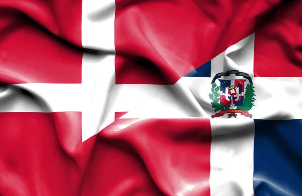 Κουνώντας τη σημαία της Δομινικανής Δημοκρατίας και Δανία — Φωτογραφία Αρχείου