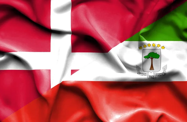 赤道 Giuinea、デンマークの旗を振ってください。 — ストック写真