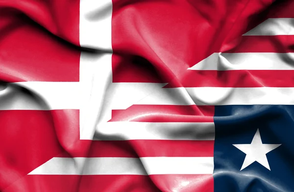 リベリア、デンマークの旗を振ってください。 — ストック写真