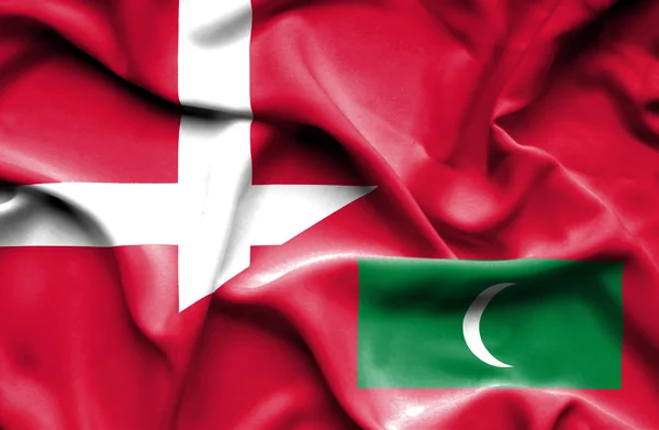 Maldivler ve Danimarka bayrağı sallayarak — Stok fotoğraf