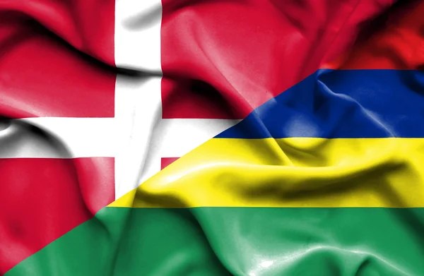 Macha flagą Mauritius i dania — Zdjęcie stockowe