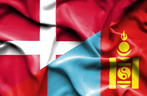 Flagge der Mongolei und Dänemarks schwenkend — Stockfoto