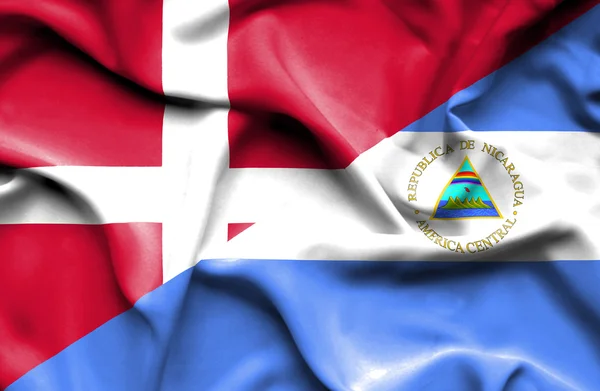 ニカラグア ・ デンマークの旗を振っています。 — ストック写真