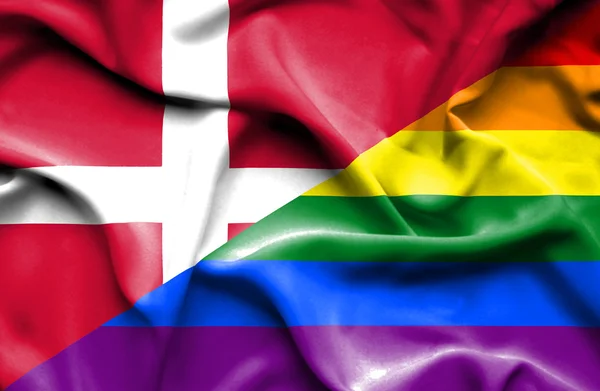 Ondeando la bandera del Orgullo y Dinamarca — Foto de Stock