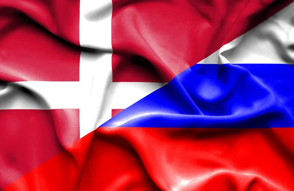 ロシアとデンマークの旗を振っています。 — ストック写真