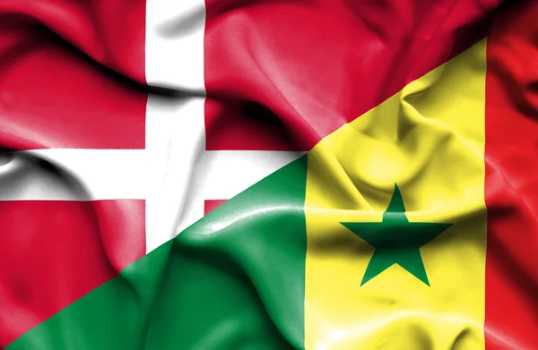 Wapperende vlag van Senegal en Denemarken — Stockfoto